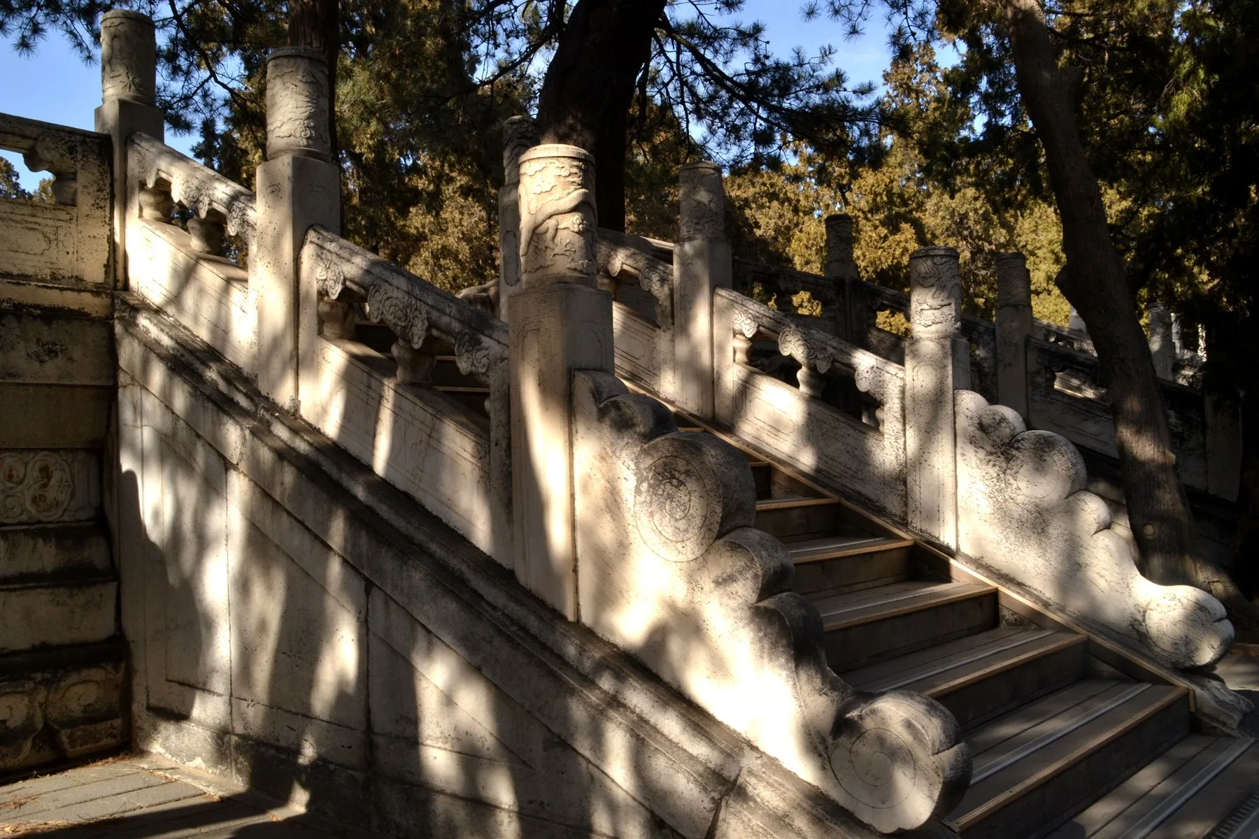 Tiga Belas Makam Ming — imej rujukan