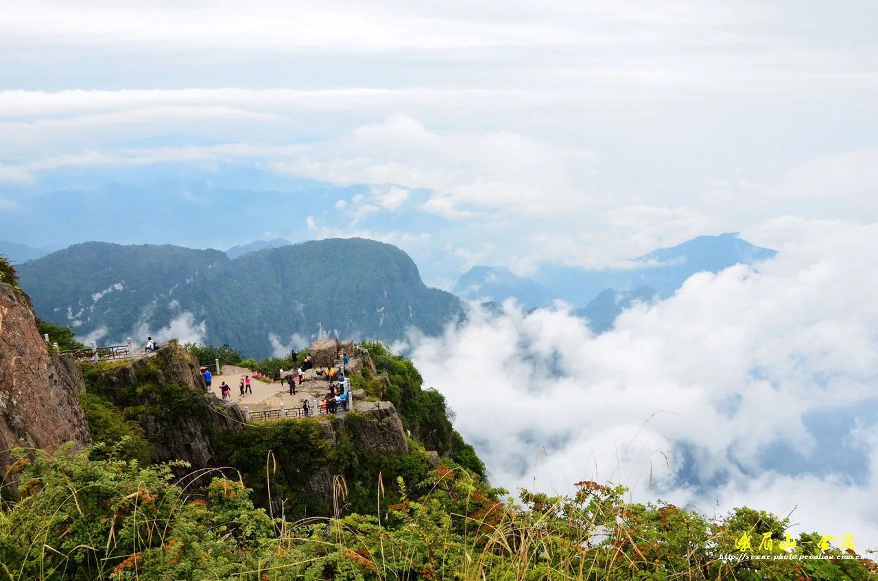Gunung Emei (Puncak Emas) — imej rujukan
