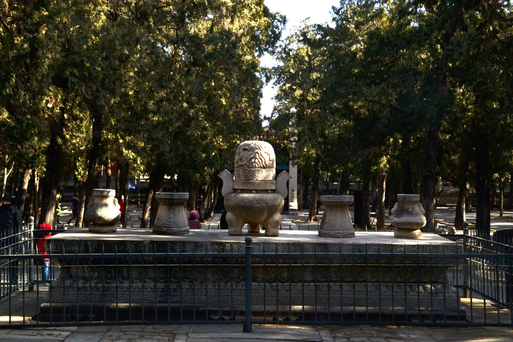 Tiga Belas Makam Ming — imej rujukan