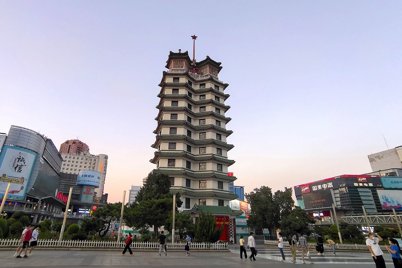 Erqi Tower and Dehua Street · 二七纪念塔·德化街