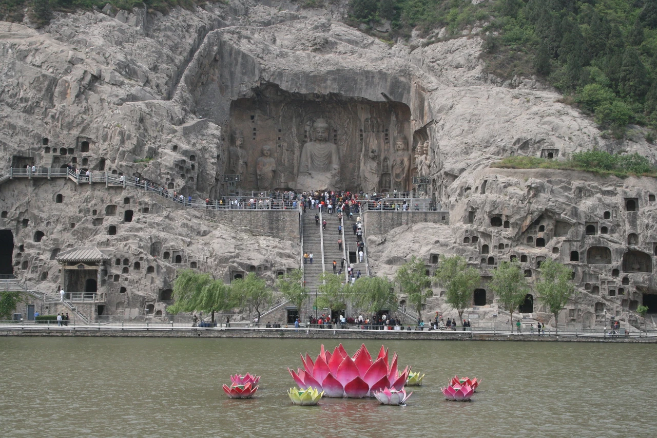 Longmen Grottoes · 龙门石窟