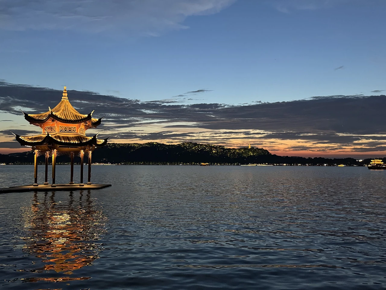 West Lake · 西湖