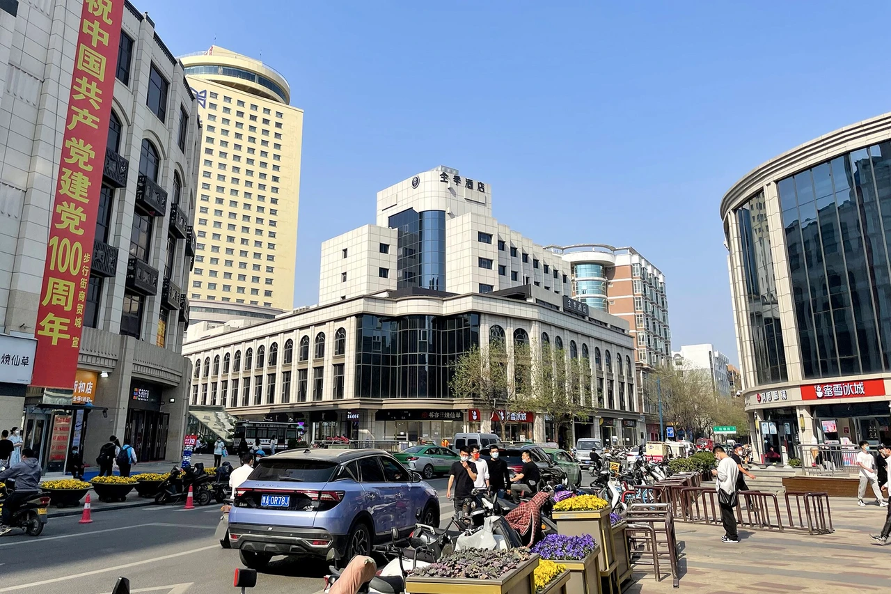 Erqi Tower and Dehua Street · 二七纪念塔·德化街