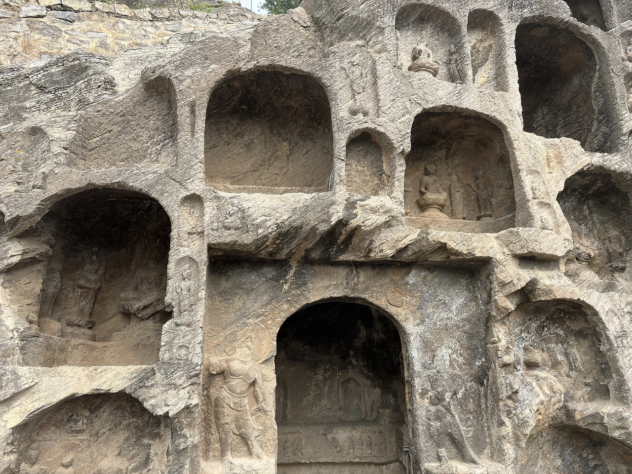 Longmen Grottoes · 龙门石窟
