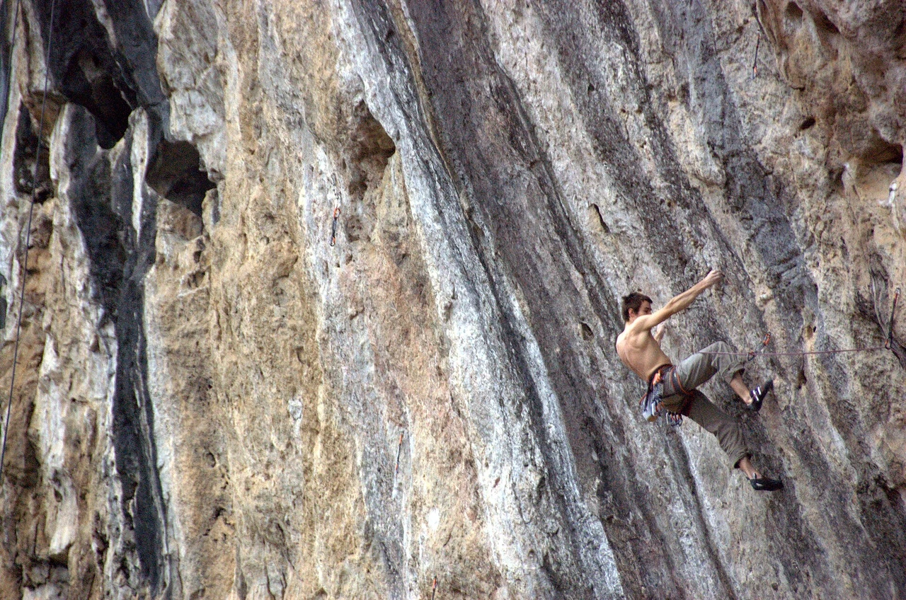 Rock climbing · 攀岩