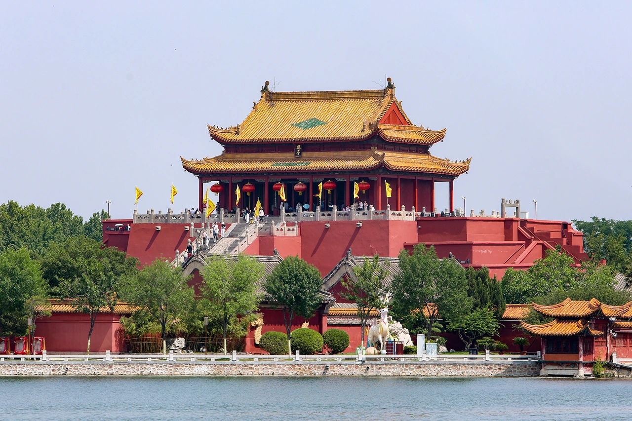 Longting Park and the lakes · 龙亭公园