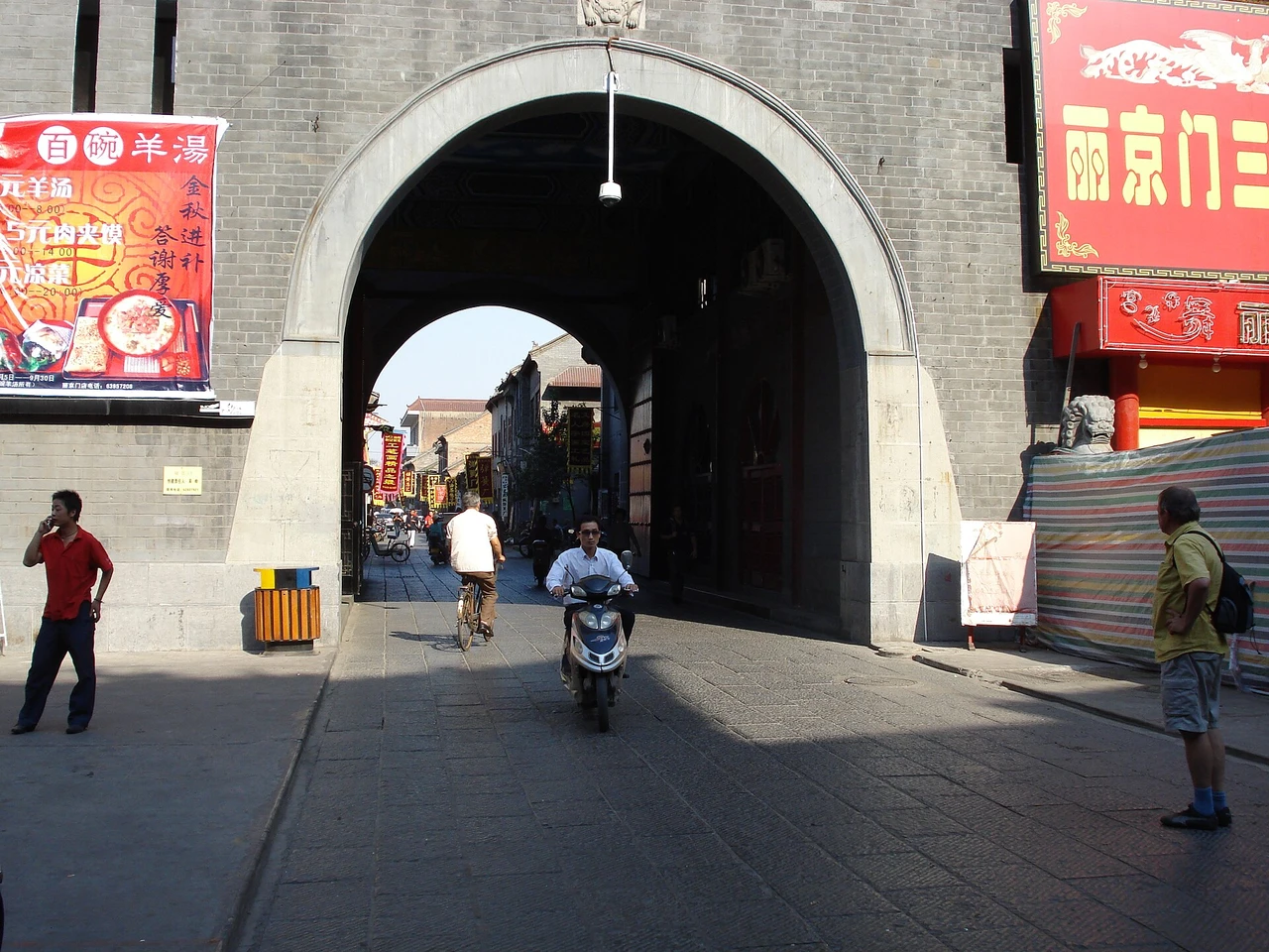 Old town and Lijing Gate · 老城·丽景门