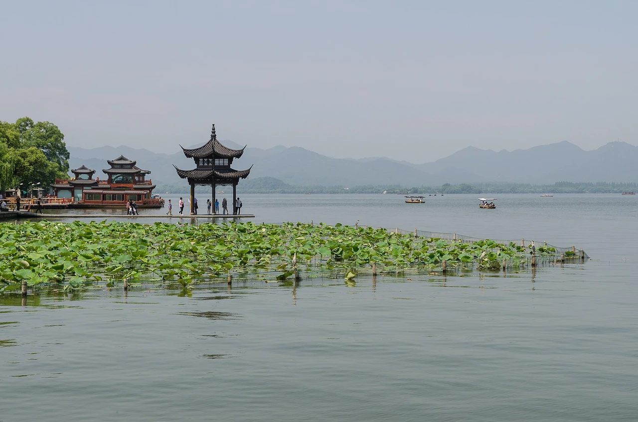 West Lake · 西湖