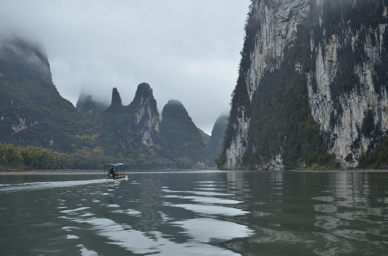 Xingping and the twenty-yuan view · 兴坪·二十元人民币背景