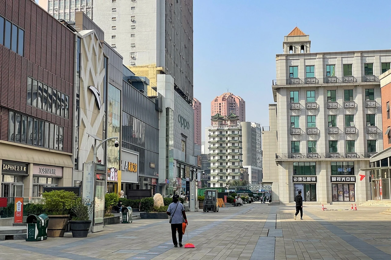 Erqi Tower and Dehua Street · 二七纪念塔·德化街