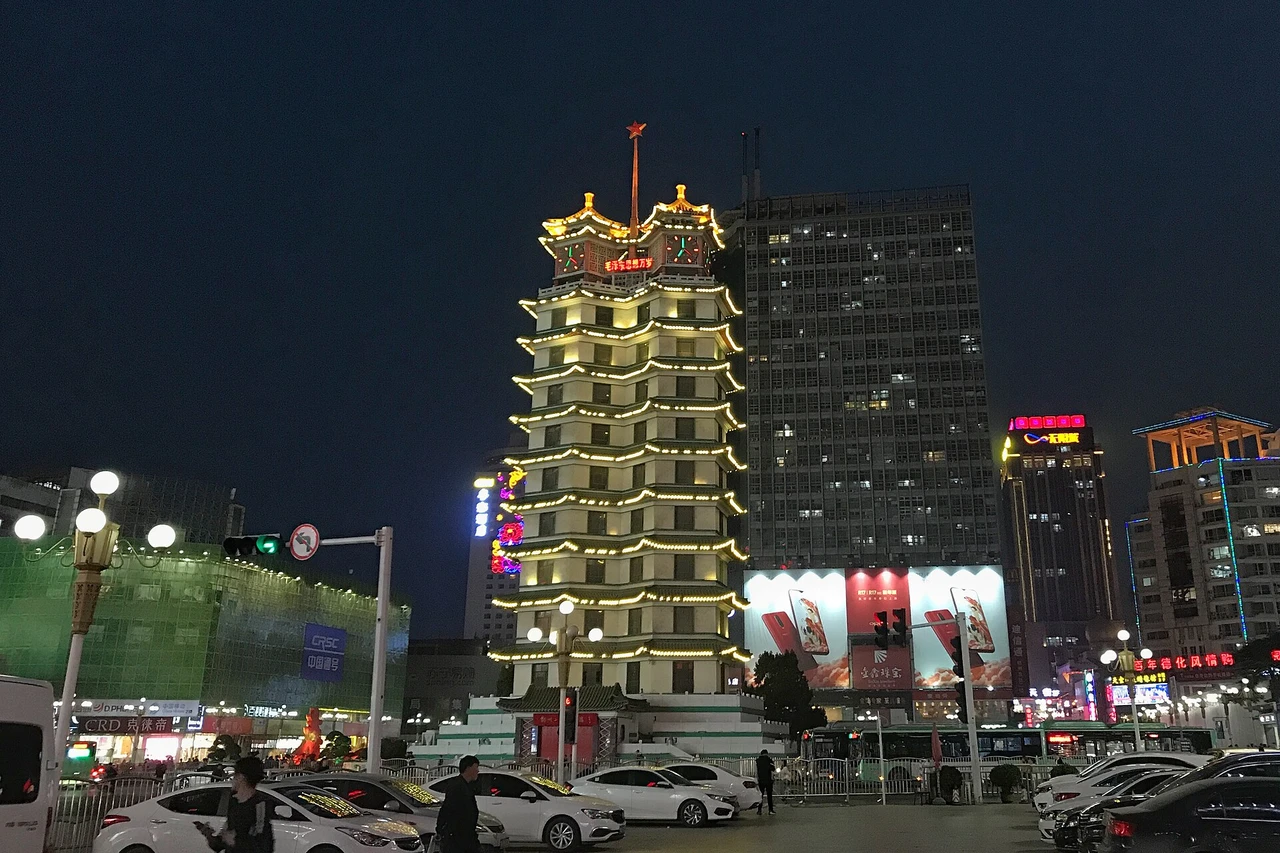 Erqi Tower and Dehua Street · 二七纪念塔·德化街