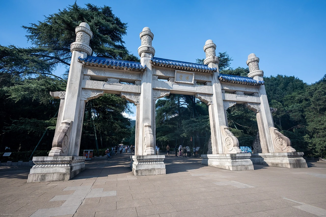 Sun Yat-sen Mausoleum · 中山陵