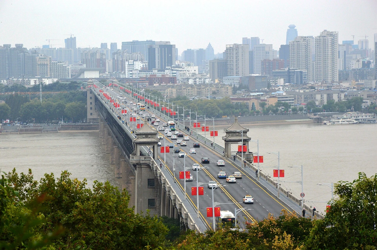 Yangtze River Bridge and the ferry · 武汉长江大桥·轮渡