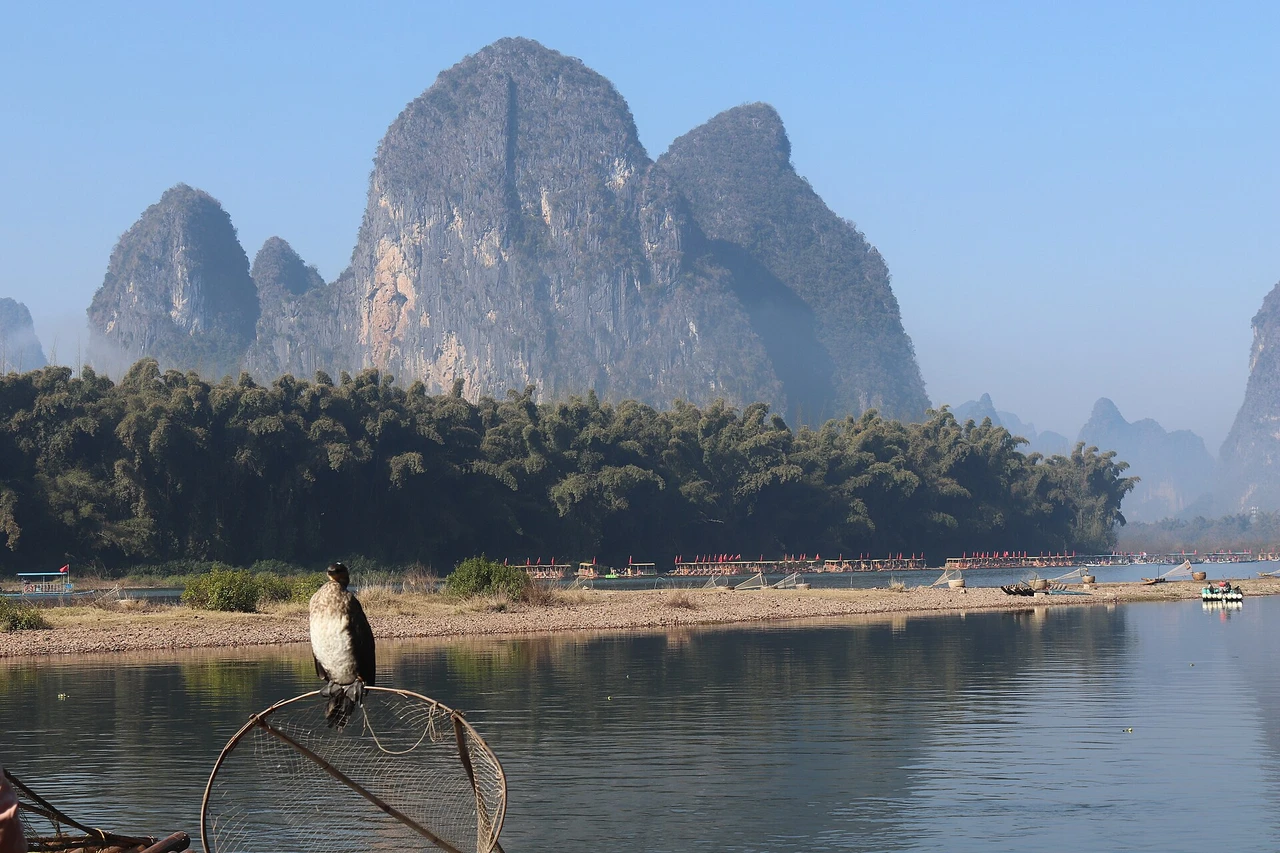 Xingping and the twenty-yuan view · 兴坪·二十元人民币背景