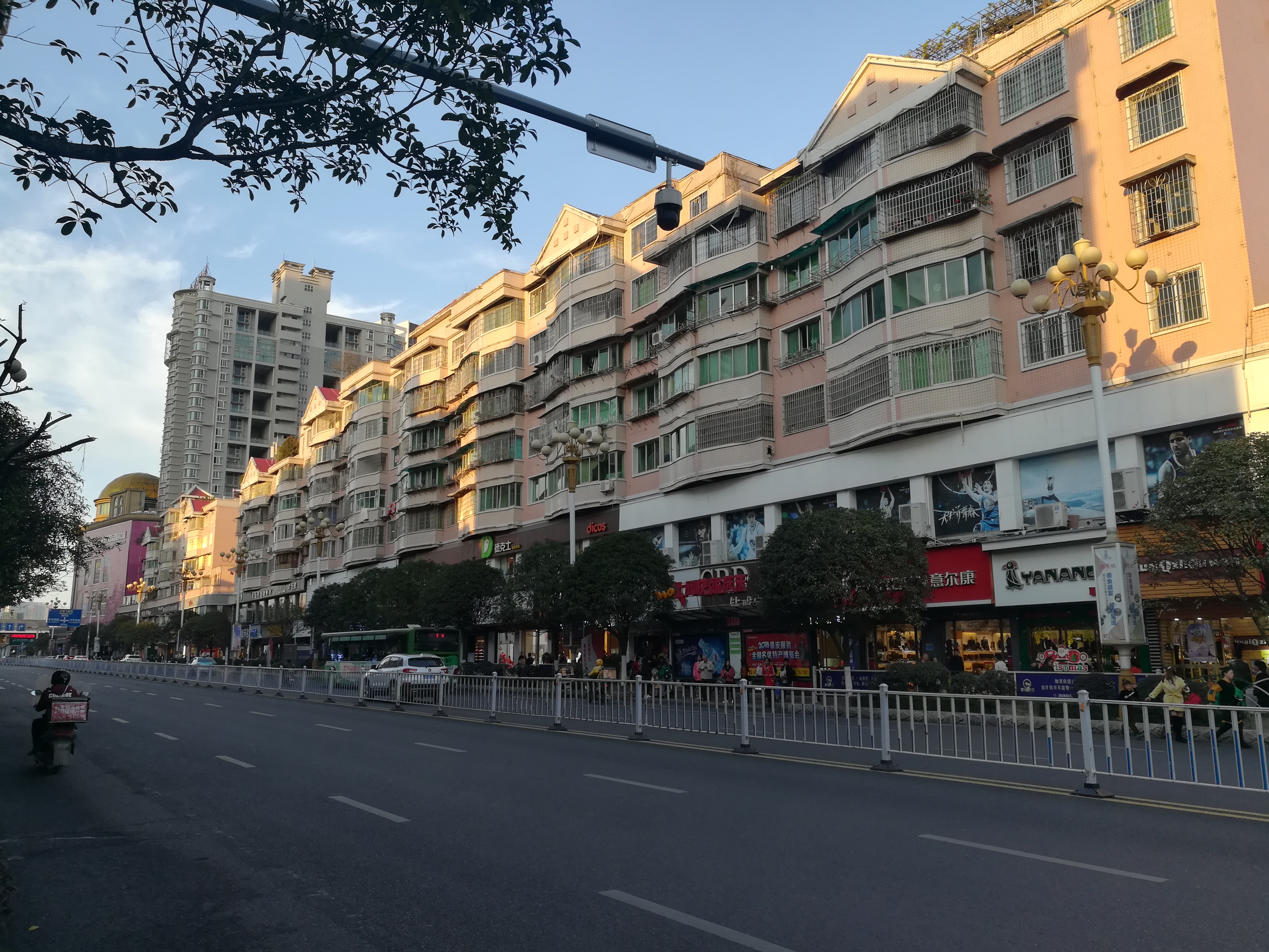 Una strada commerciale ed edifici residenziali di Anshun nel 2018