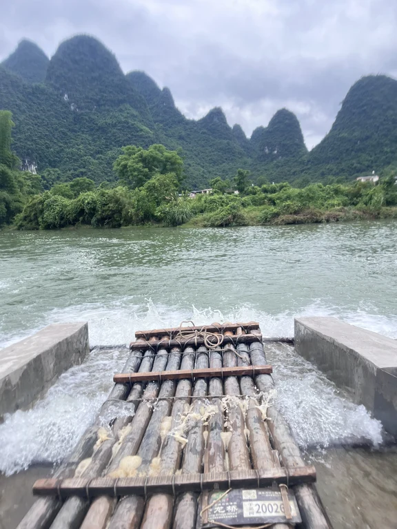 Berakit di Sungai Yulong