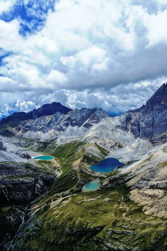 Itinéraire d’altitude vers le lac de Lait et le lac aux Cinq Couleurs