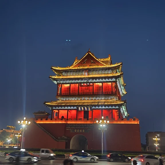La storica torre del tamburo di Linfen di notte